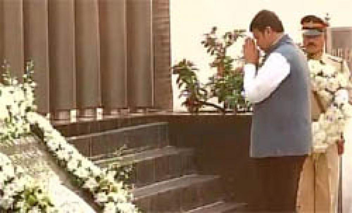 Maharashtra CM, Mumbai police pay homage to martyrs of 26/11